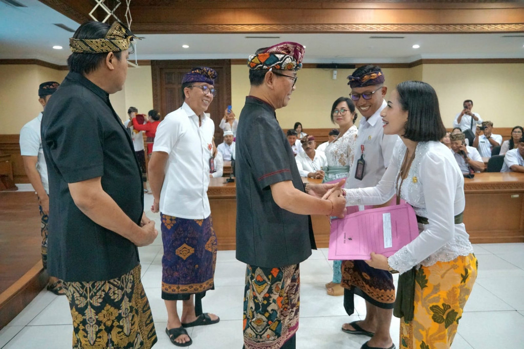 Wabup Suiasa Serahkan SK Pengangkatan Kepala Sekolah SD dan SMP di Kabupaten Badung